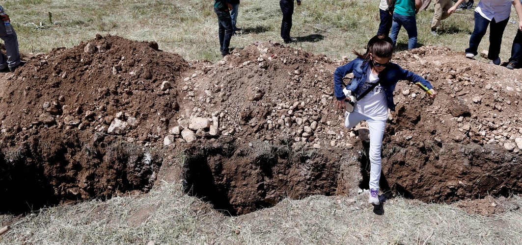 Setki wykopanych grobów dla ofiar katastrofy w kopalni