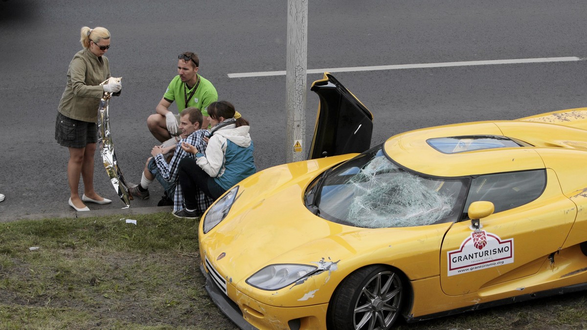 Zuzia wybrała się na niedzielny pokaz Gran Tourismo w Poznaniu razem z rodzicami i bratem. Rodzina stała przy samych barierkach, gdy wjechało w nich rozpędzone auto. To był moment. Dziecko otarło się o śmierć. Metalowy pręt barierki zranił je w szyję. Gdyby żelastwo przeszło kilka centymetrów bliżej, już by nie żyło.