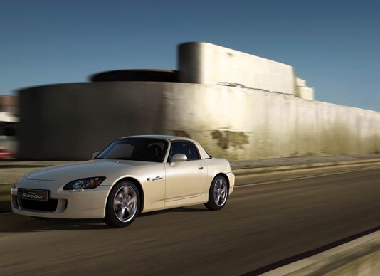 Seksowna karoseria w bieli grand prix white wisi na grafitowych alufelgach