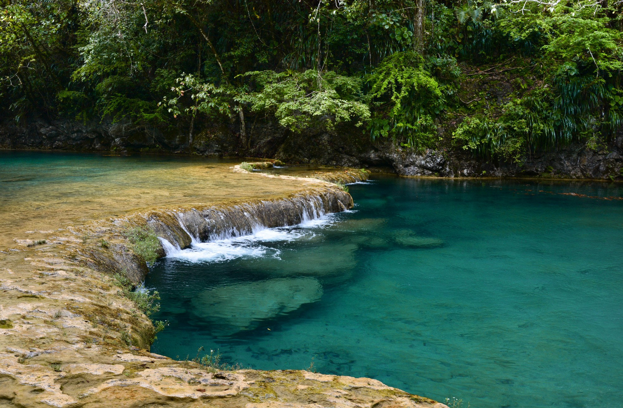 Čarokrásne tyrkysové bazény a kaskády Semuc Champey – prírodný klenot ukrytý v nepreniknuteľnej džungli Guatemaly.