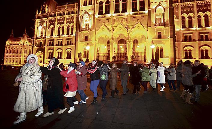 Orbán ellen vonatoztak a Kossuth téren - Blikk