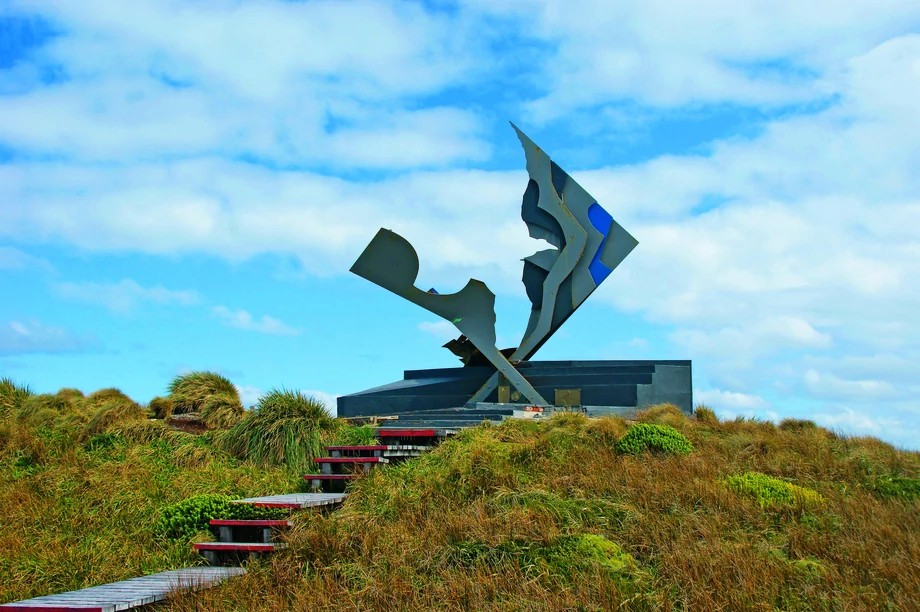 Pomnik albatrosa na Isla Hornos – sylwetka ptaka oceanów, w którego zgodnie z legendą zamieniają się dusze ludzi, którzy zginęli na morzu.