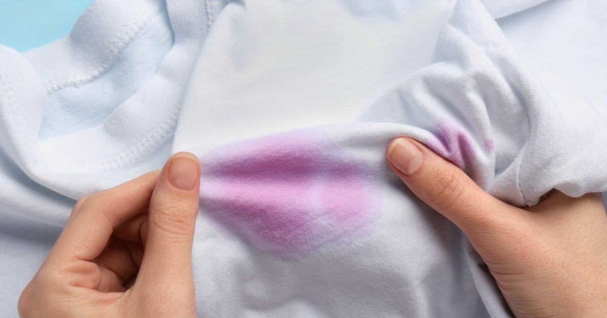 Jak uratować zafarbowane ubrania? Te domowe sposoby znają wszystkie gospodynie