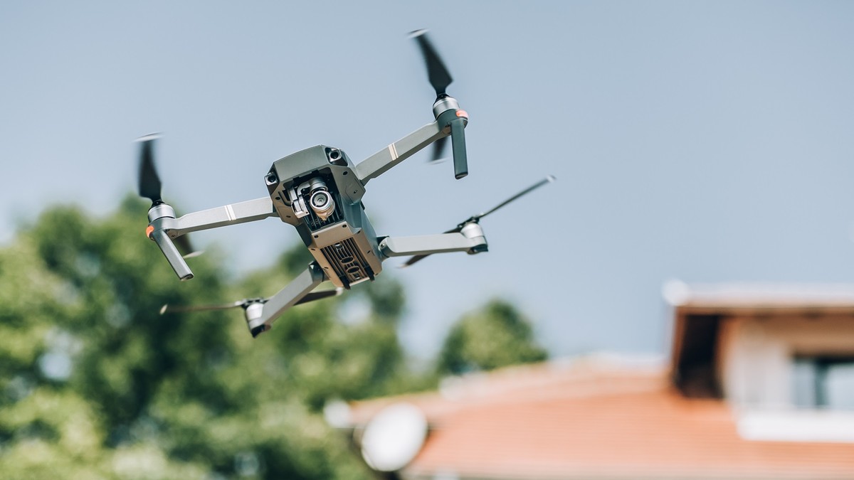 Dron lecący nad domem