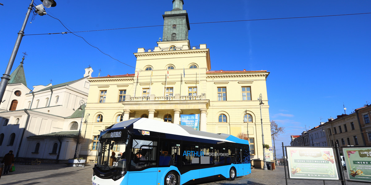 Autobus na wodór zaparkował przez ratuszem. 