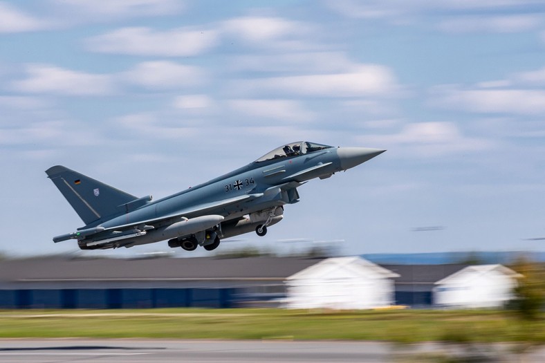 Niemiecki Eurofighter Typhoon w Rovaniemi w Finlandii w trakcie ćwiczeń Arctic Challenge Exercise w 2021 roku.