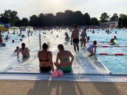 Plaga kradzieży na basenie w Warszawie. Łupem złodziei padały klapki