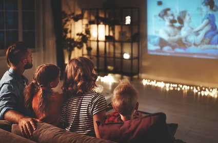 Czy oglądanie filmów z napisami pomaga w nauce języków? Tak, ale możliwe, że robisz to źle