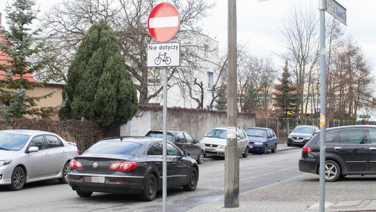 - Jazda samochodem przez dzielnicę Chabry to teraz udręka - skarży się jeden z kierowców. Przedstawiciele miasta twierdzą, że to z powodu bezpieczeństwa i zapowiadają, że ulic jednokierunkowych będzie jeszcze więcej.