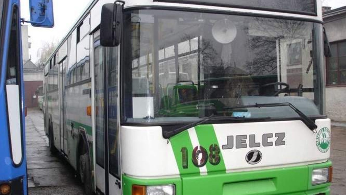 Kilkadziesiąt osób nie dojechało na Biesiadę Miodową w Kurowie, bo nie przyjechał zapowiadany autobus.