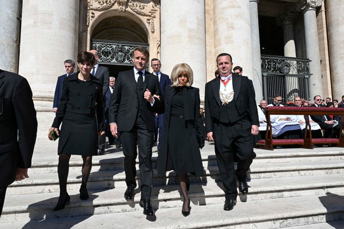 Prva dama Francuske nije stavila crni veo, što je propisano dres kodom Vatikana za sahranu pape