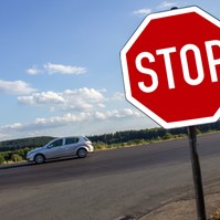 Nem állt meg a STOP táblánál: féléves kisgyerek esett az ülések közé a kispesti balesetben
