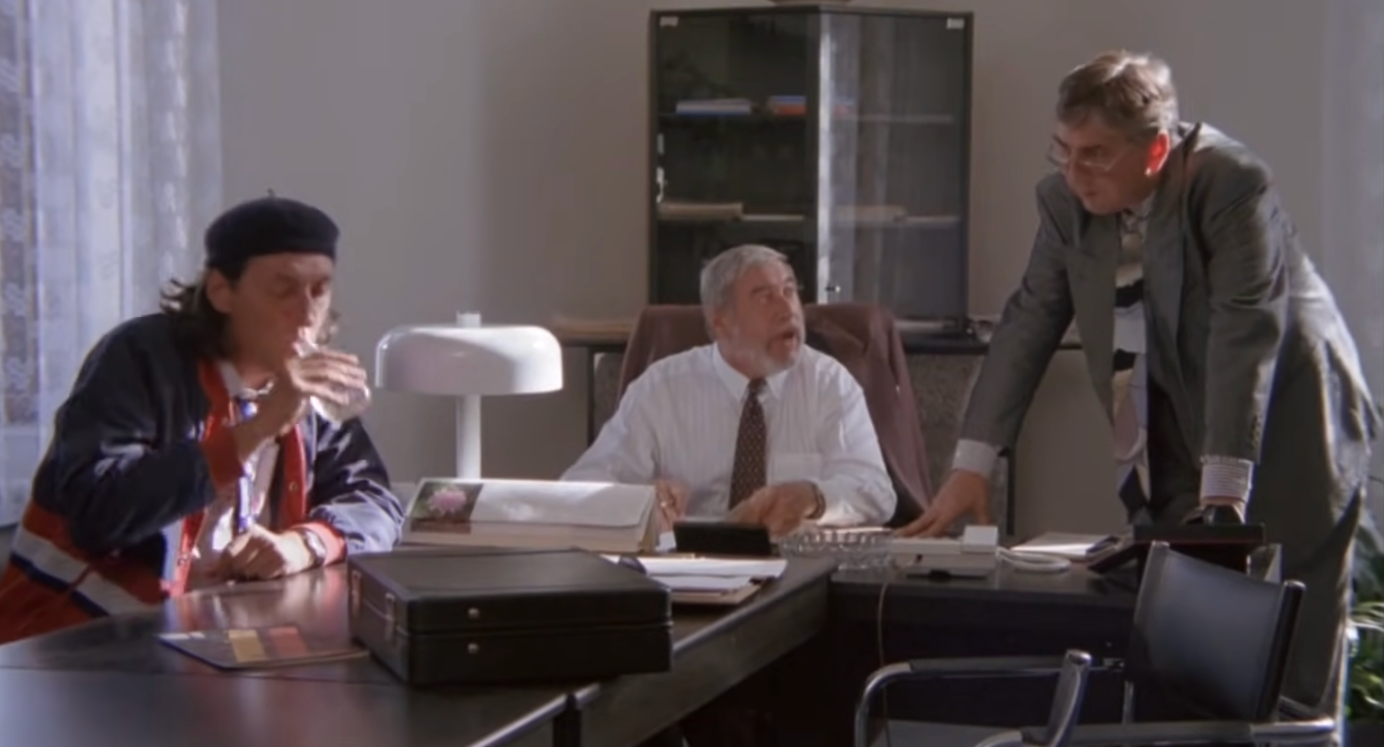 Český herec Leoš Suchařípa si zahral úlohu Dr. Širokého vo filme Dědictví.