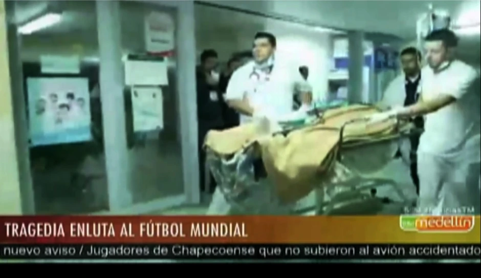 Pružanje prve pomoći jednom od preživelih u Medeljinu