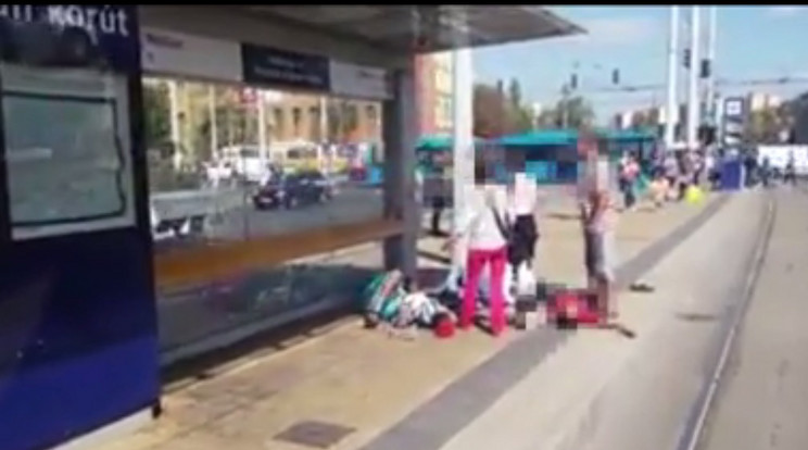 Földön rángatozó fiatalokat videóztak le az 1-es villamos megállójában