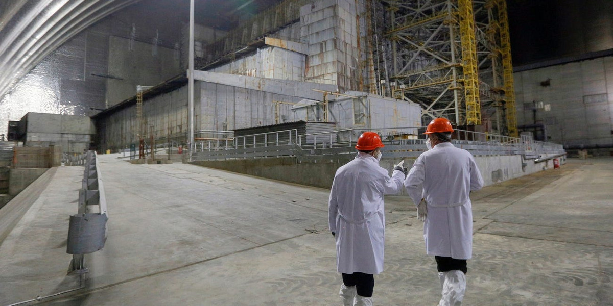 Inspektorzy sprawdzający zakryty reaktor czarnobylskiej elektrowni atomowej zniszczony w wyniku eksplozji, Czarnobyl, Ukraina, 15 kwietnia 2021