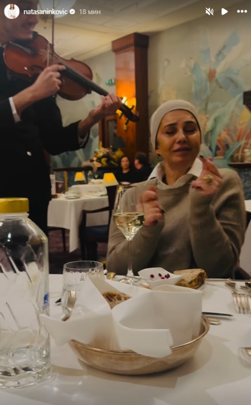 Nataša Ninković u provodu dok violinista svira