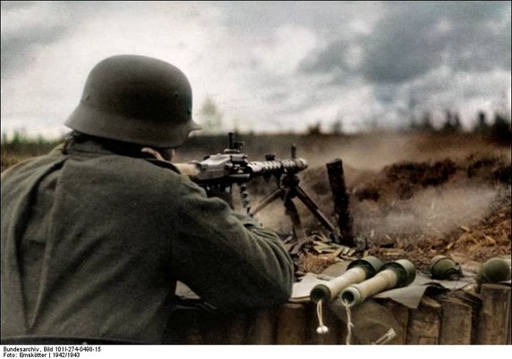 Front wschodni: żołnierz niemiecki wyposażony w karabin maszynowy MG-34. 