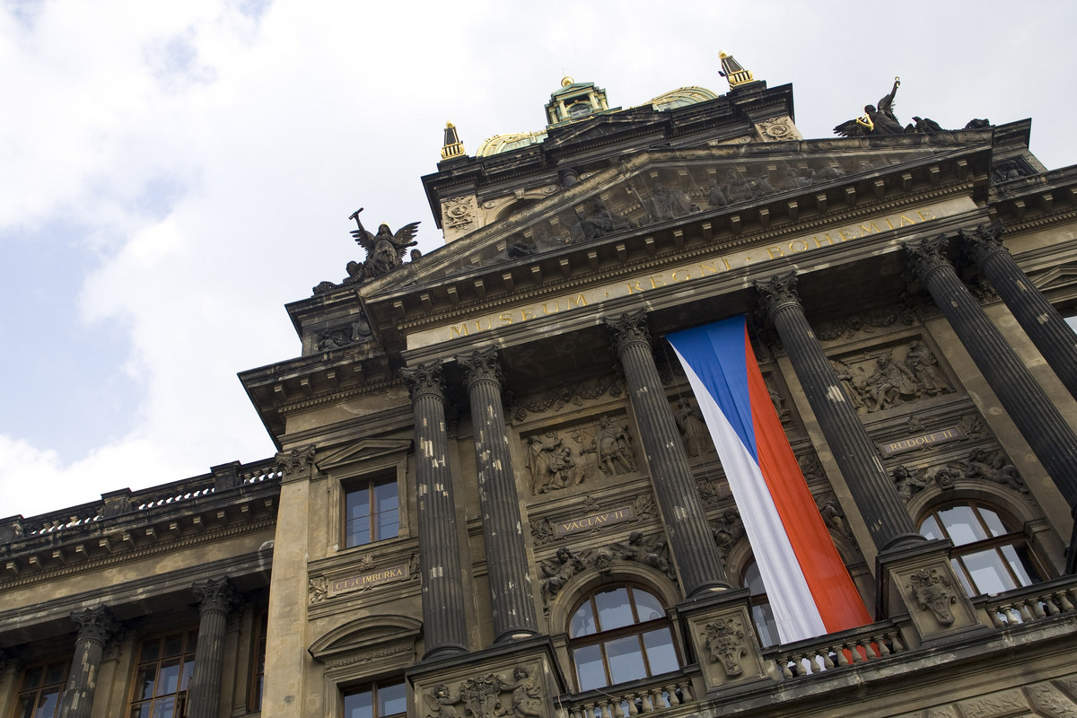 Czechy hamują z cięciami stóp procentowych. Ale różnica między Polską powiększa się