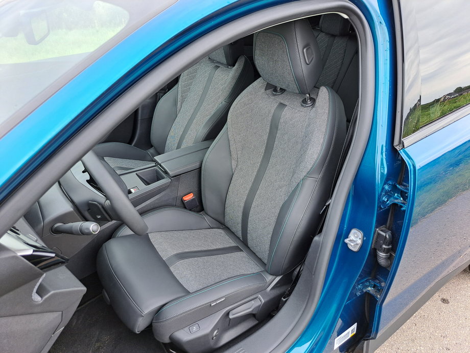 Peugeot 408 ma wygodne fotele, które można ustawiać tak, że każdy znajdzie bez problemu wygodną pozycję.