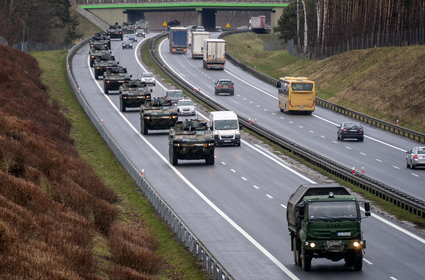 Kolumny wojskowe na drogach w całej Polsce. Apel do mieszkańców. "Nie robić zdjęć"