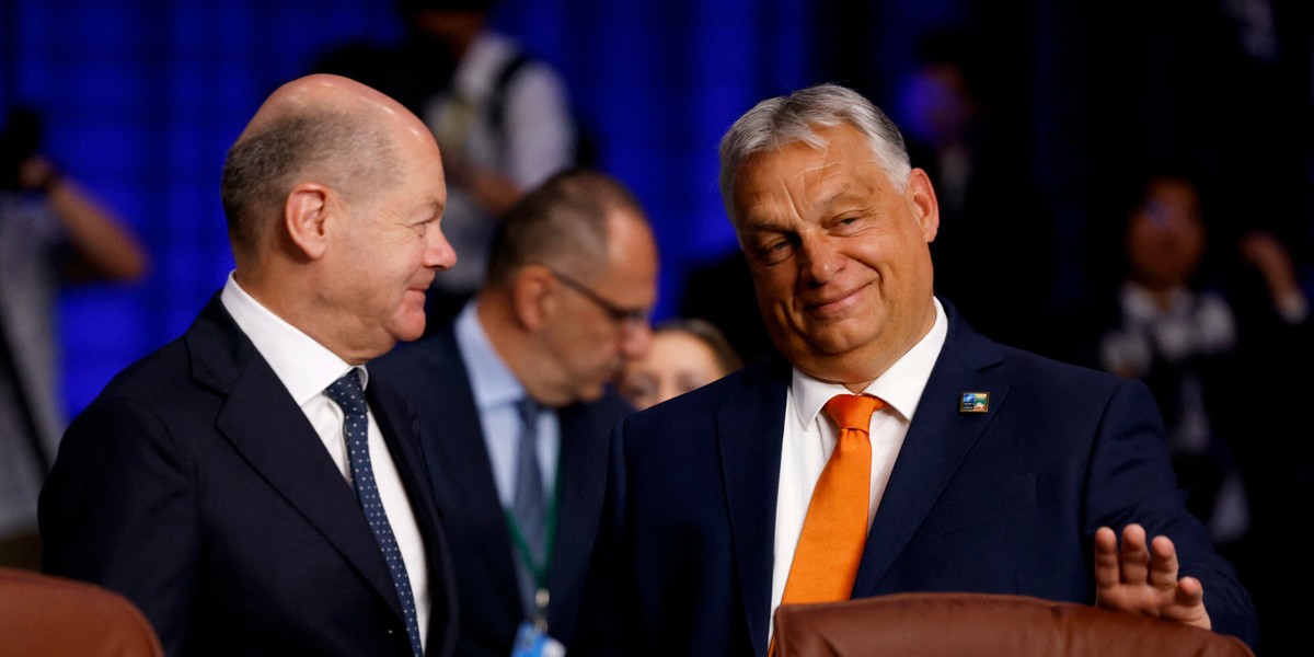 Premier Viktor Orbán (z prawej) i kanclerz Niemiec Olaf Scholz