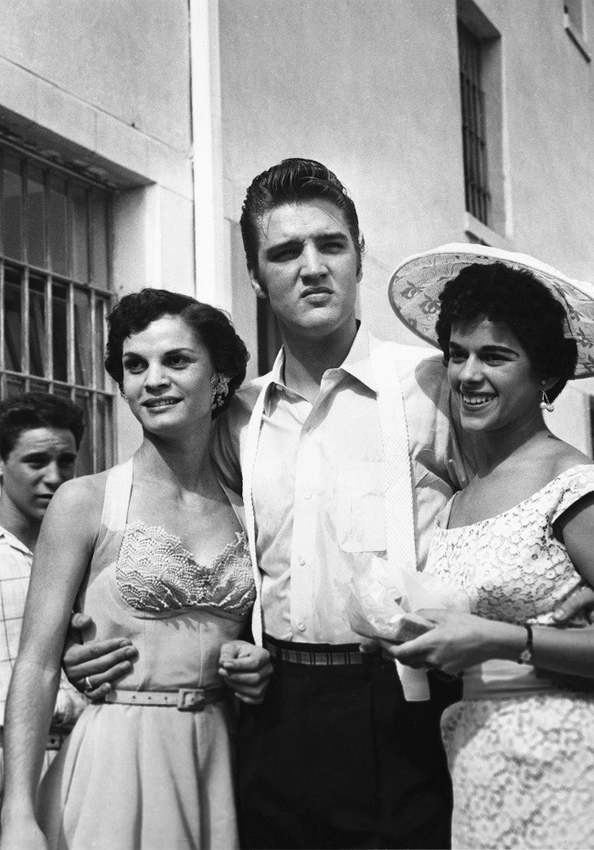 Elvis Presley był ulubieńcem kobiet. Tu z fankami