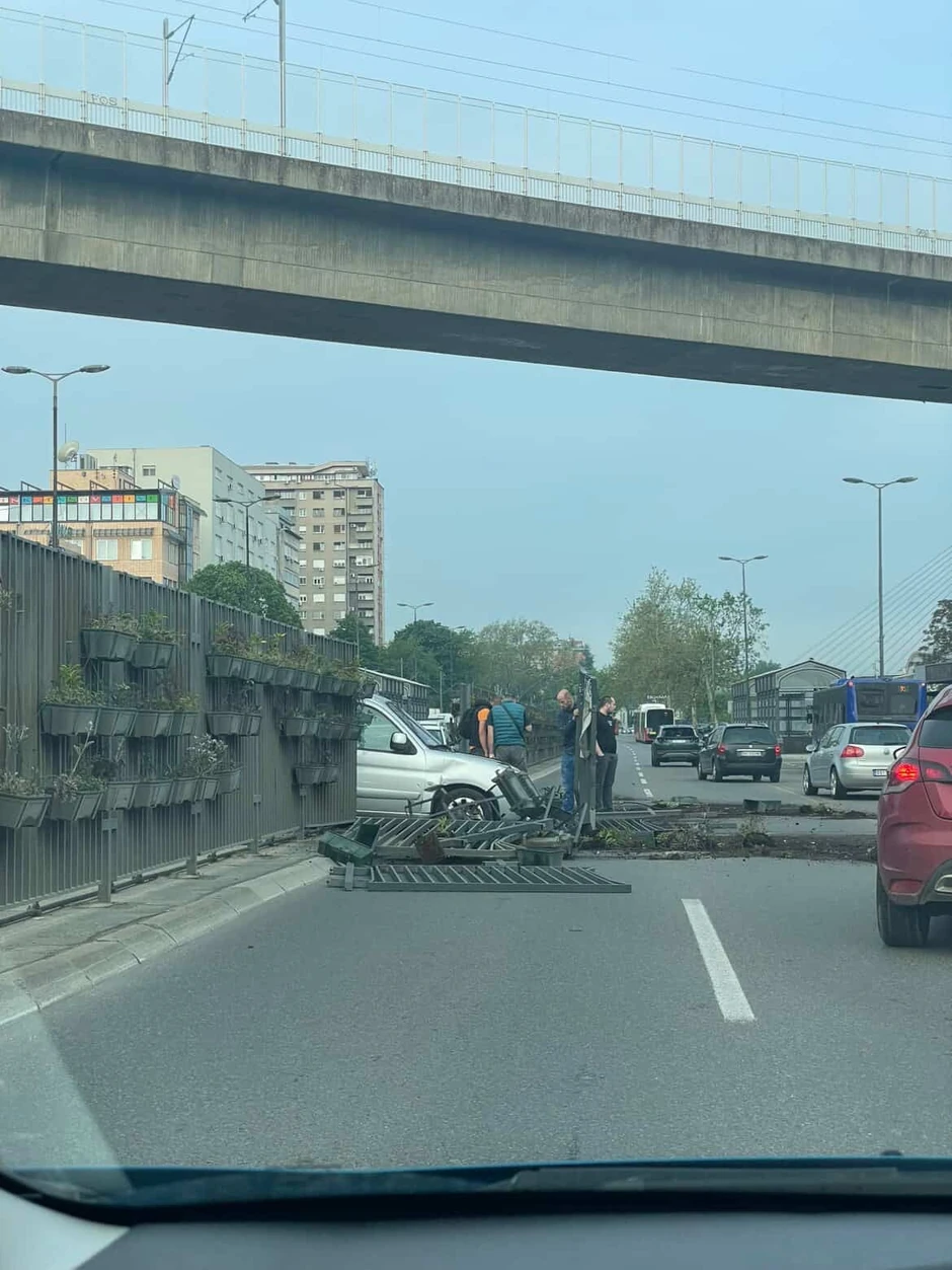 Uništena je ograda na koju su bile okačene saksije sa cvećem