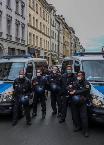 Berliner Polizei Veroffentlicht Eigenen Corona Song Zum Unpassendsten Zeitpunkt Noizz berliner polizei veroffentlicht eigenen