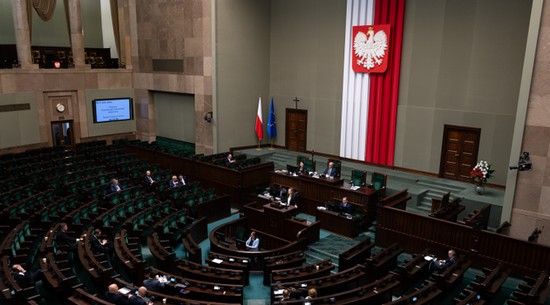 Zaskakujący sondaż parlamentarny. Konfederacja rośnie w siłę i wdziera się na podium