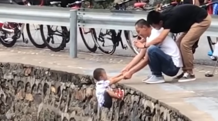 Sokkoló felvétel terjed az apáról, aki egy szikláról lógatta le kisfiát / Fotó: YouTube