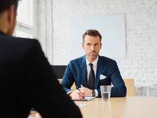 Zazwyczaj, kiedy w końcu top menedżer musi albo chce poszukać pracy na własną rękę, jest tym zestresowany nie mniej niż studenci poszukujący pierwszego zajęcia.