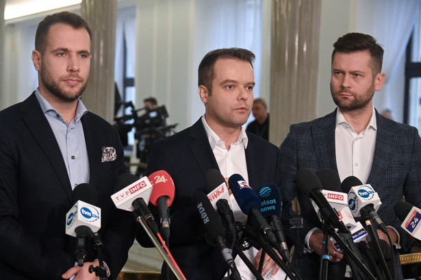 Rzecznik Prawa i Sprawiedliwości Rafał Bochenek (C) oraz posłowie PiS Jan Kanthak (L) i Kamil Bortniczuk (P) podczas konferencji prasowej w Sejmie