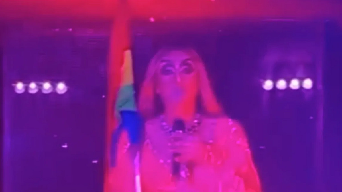 Rosja drag queen skazany za śpiewanie hymnu z flagą LGBT