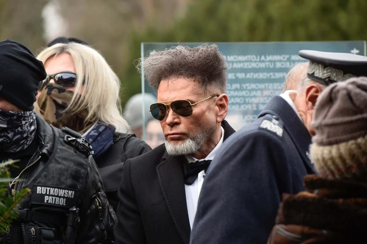 Krzysztof Rutkowski staje w obronie swojej fryzury. 