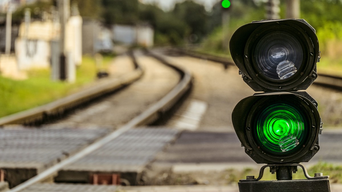 W internecie krąży nagranie, na którym widać dojeżdżający do strzeżonego przejazdu kolejowego samochód. Pomimo podniesionych rogatek i braku odpowiedniej sygnalizacji tuż przed samochodem przejeżdża rozpędzony pociąg. Do zdarzenia doszło w Jędrzejowie. PKP już wszczęła postępowanie wyjaśniające - podaje RMF24.