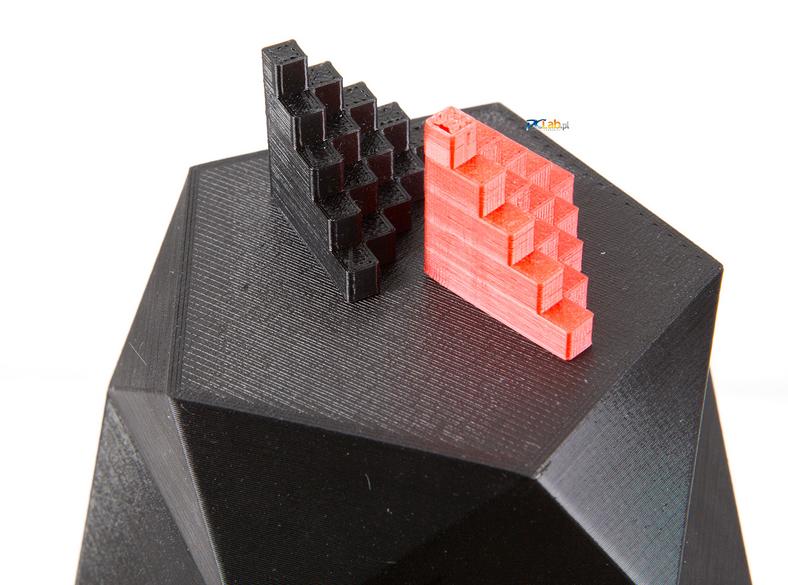 Testowa piramida. Po lewej – czarne PLA, warstwa 0,2 mm; po prawej – czerwone PLA, warstwa 0,05 mm. Oba wydruki pochodzą z drukarki Pirx