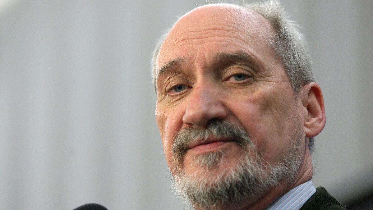 Szef parlamentarnego zespołu ds. wyjaśnienia katastrofy smoleńskiej Antoni Macierewicz (PiS) uważa, że szef MSWiA Jerzy Miller dokonuje "bezprawnych, brutalnych nacisków" na komisję techniczną badającą przebieg katastrofy, kierowaną przez płk. Mirosława Grochowskiego. Grochowski jest wiceprzewodniczącym polskiej komisji badającej przyczyny katastrofy Tu-154M.