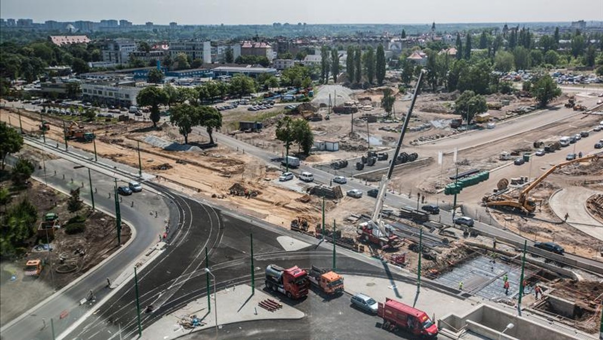 Uwaga kierowcy! Od dzisiaj po raz kolejny zmienia się organizacja ruchu przy dworcu głównym PKP i budowanym tam Zintegrowanym Centrum Komunikacyjnym. Zmiany są spore - informuje Fakt.pl.