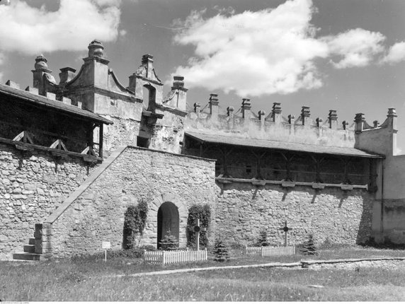 Zamek Królewski - fragment dziedzińca. Widoczne dwie mogiły żołnierskie (zdjęcie z lat 1939- 1945)