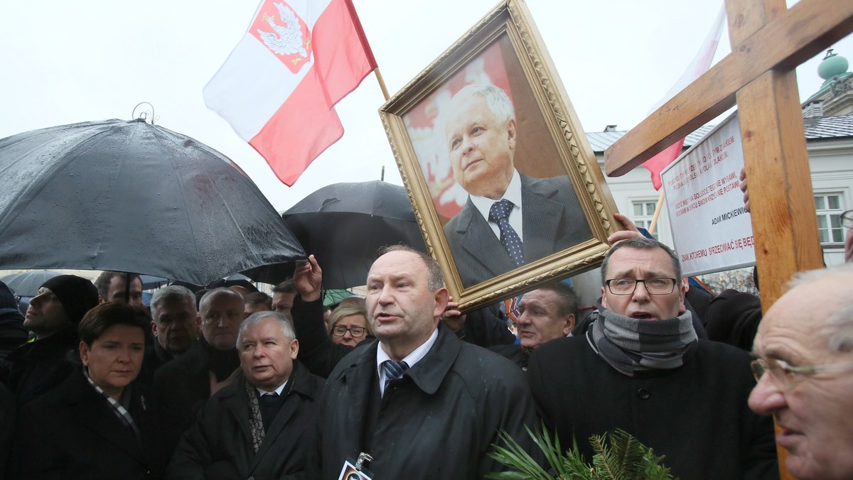 WARSZAWA MIESIĘCZNICA SMOLEŃSKA (Beata Szydło, Jarosław Kaczyński)