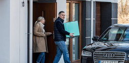 Andrzej Duda nosi pudło sąsiadce