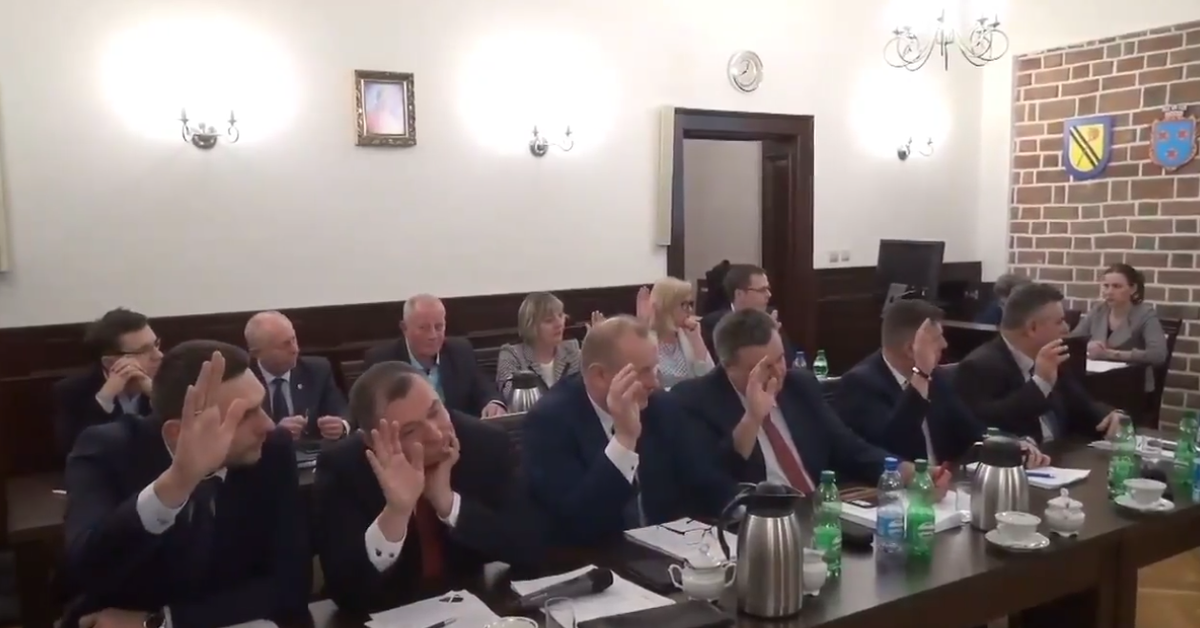 Spóźniona uchwała też może być oceniana przez sąd