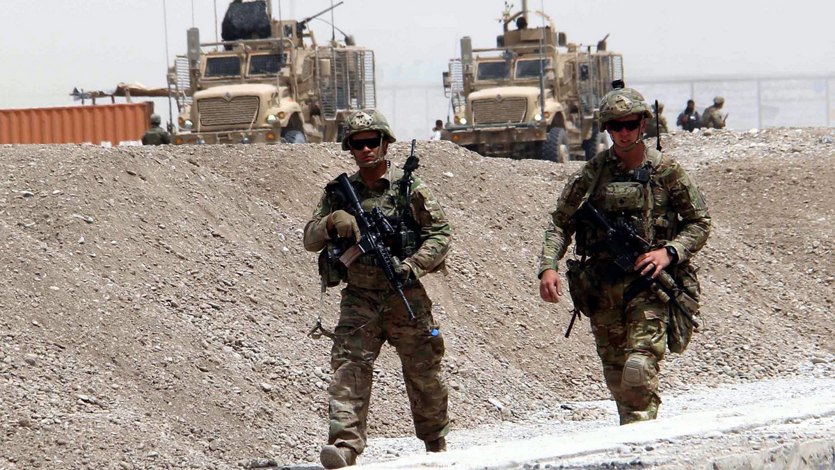 Jeden żołnierz NATO poniósł śmierć a sześciu zostało rannych w rezultacie samobójczego ataku na konwój wojskowy w prowincji Kabul, w Afganistanie - poinformowało w nocy z czwartku na piątek dowództwo wojsk sojuszniczych.