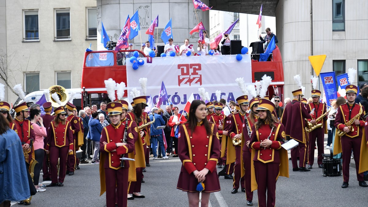 Obchody Święta Pracy zorganizowane przez Lewicę i OPZZ przed siedzibą Ogólnopolskiego Porozumienia Związków Zawodowych w Warszawie