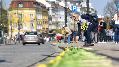 Żółte tulipany upamiętniające Marię Kaczyńską przed Pałacem Prezydenckim