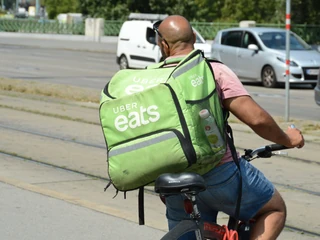 Uber Eats w czasie pandemii robi większe obroty niż tradycyjna aplikacja Ubera