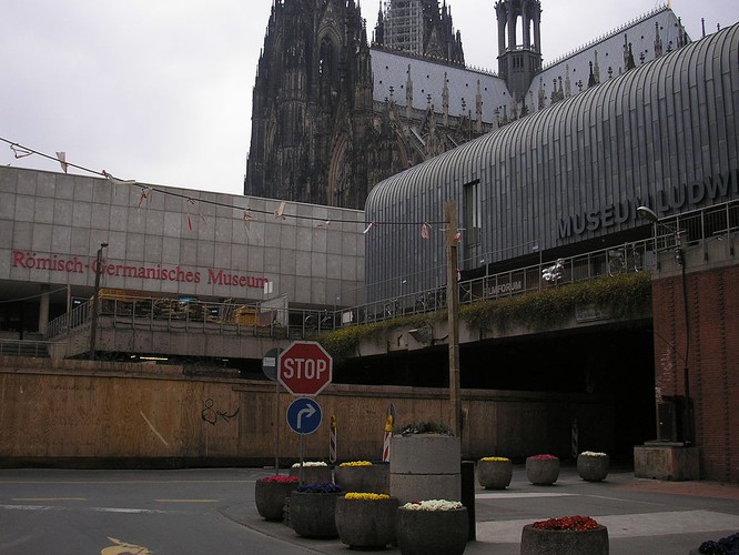 Budowa linii metra północ-południe w Kolonii jest obarczona nie tylko rosnącymi lawinowo kosztami i oddalającym się terminem oddania, ale też śmiercią dwóch pracowników na skutek zapadnięcia się części tunelu w 2009 roku. Prace trwają tam od 2004 roku, a ich zakończenie obecnie przewidywane jest na 2019 lub nawet 2022 rok. Jak pisze Spiegel, pojawiają się też obawy o wywołanie zniszczeń we wpisanej na listę UNESCO katedry - największej katolickiej świątyni na świecie. Zdjęcie: Duhon (Own work) [GFDL (http://www.gnu.org/copyleft/fdl.html) or CC-BY-3.0 (http://creativecommons.org/licenses/by/3.0)], via Wikimedia Commons