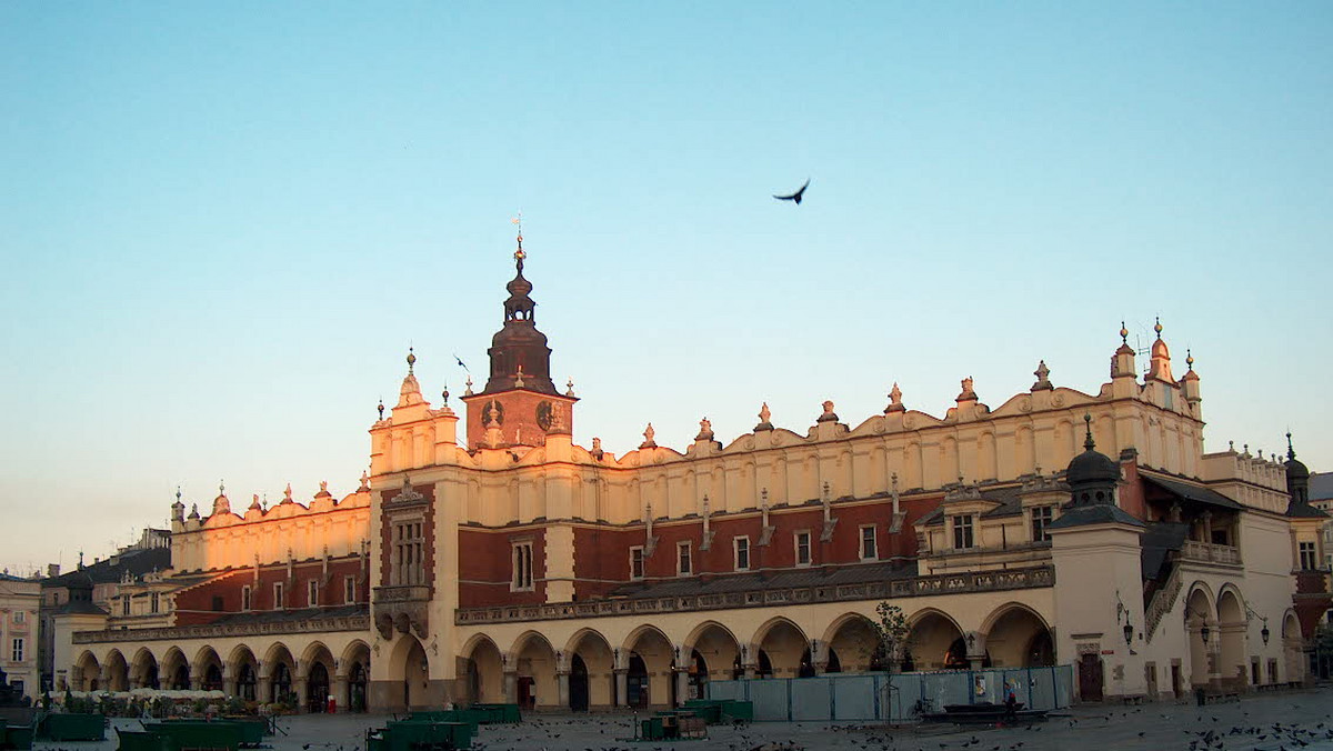 Ale pojawią się z drugiej strony w związku z renowacją Sukiennic. Wczoraj nad zabytkiem stanął dźwig budowlany.