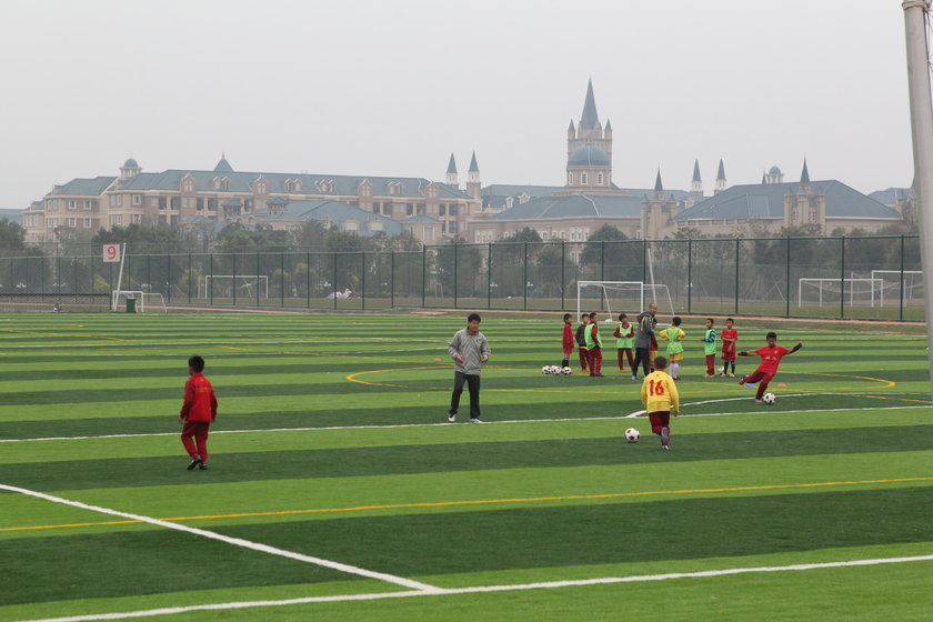Chińczycy zbudowali największą fabrykę futbolu. To 50 boisk